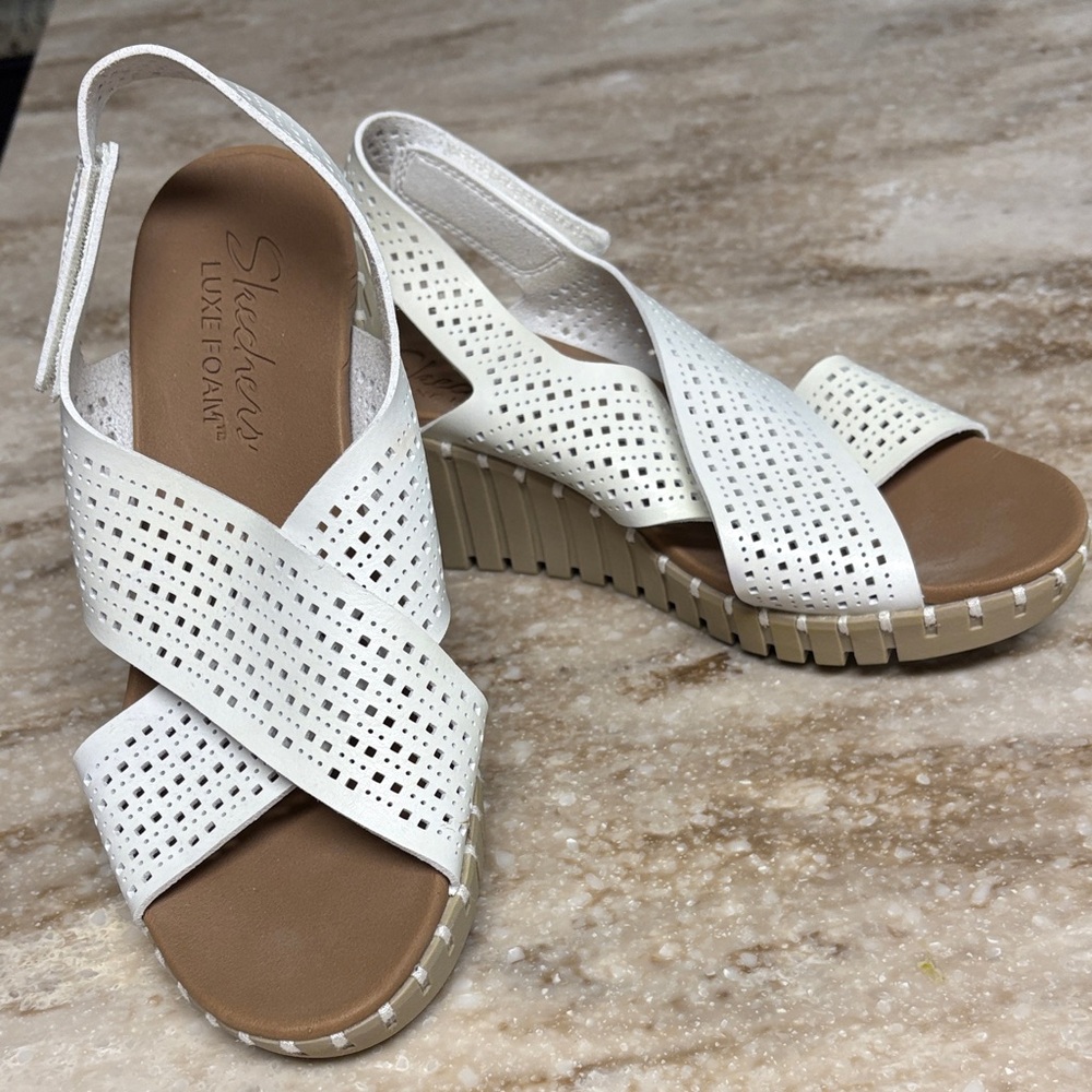 Skechers Luxe Foam White Sandals